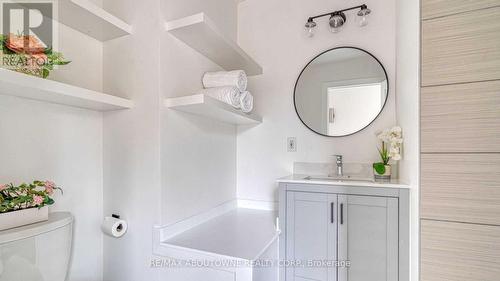 43 Crooks Street, Hamilton, ON - Indoor Photo Showing Bathroom