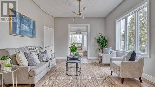 43 Crooks Street, Hamilton, ON - Indoor Photo Showing Living Room