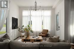 Tons of nastural light on ground level - 