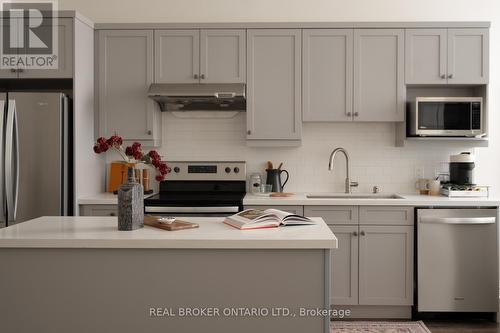 2 Mcdevitt Lane, Caledon, ON - Indoor Photo Showing Kitchen With Upgraded Kitchen