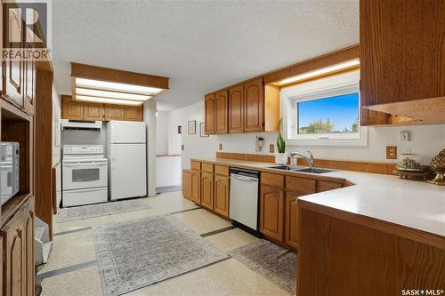 2425 Edgar Street, Regina, SK - Indoor Photo Showing Kitchen With Double Sink
