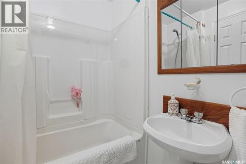 2425 Edgar Street, Regina, SK - Indoor Photo Showing Bathroom