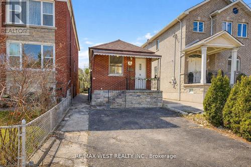 538 MCROBERTS AVENUE  Toronto, ON M6E 4R6