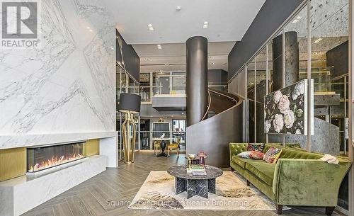 820 - 395 DUNDAS STREET  Oakville, ON L6M 4M2