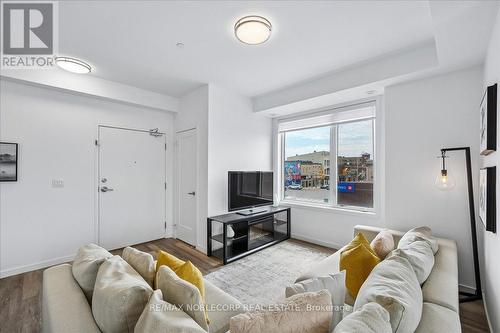 116 - 600 Alex Gardner Circle, Aurora, ON - Indoor Photo Showing Living Room