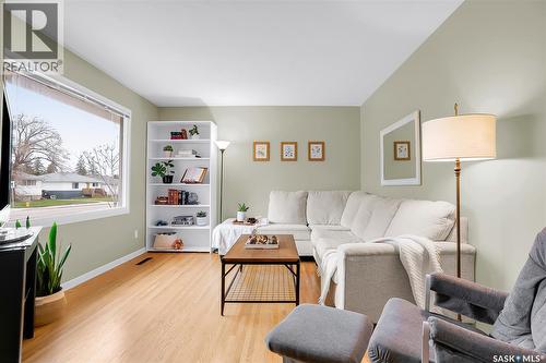 1601 Cumberland Avenue S, Saskatoon, SK - Indoor Photo Showing Living Room