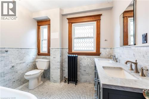 137 Sherman Avenue S, Hamilton, ON - Indoor Photo Showing Bathroom