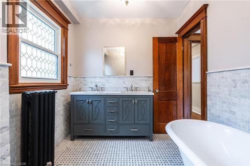 137 Sherman Avenue S, Hamilton, ON - Indoor Photo Showing Bathroom