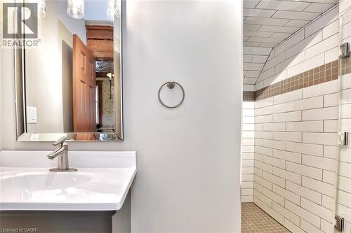 137 Sherman Avenue S, Hamilton, ON - Indoor Photo Showing Bathroom