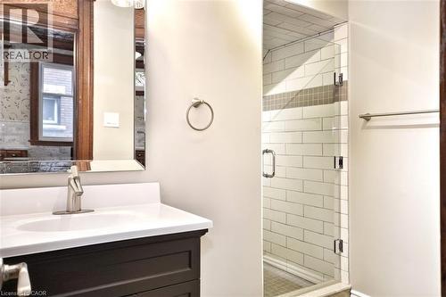 137 Sherman Avenue S, Hamilton, ON - Indoor Photo Showing Bathroom
