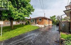 10 SANDLYN Court Hamilton, ON L8H 2R5