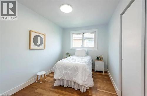 10 Sandlyn Court, Hamilton, ON - Indoor Photo Showing Bedroom