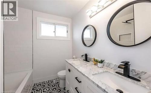 10 Sandlyn Court, Hamilton, ON - Indoor Photo Showing Bathroom
