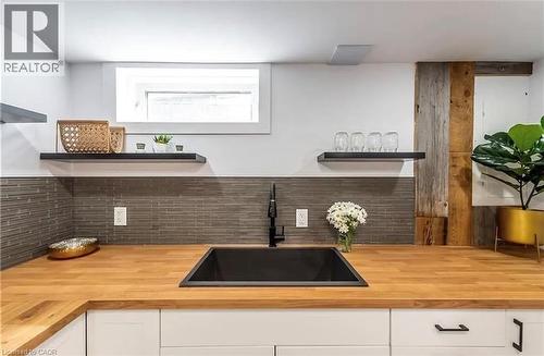 10 Sandlyn Court, Hamilton, ON - Indoor Photo Showing Kitchen