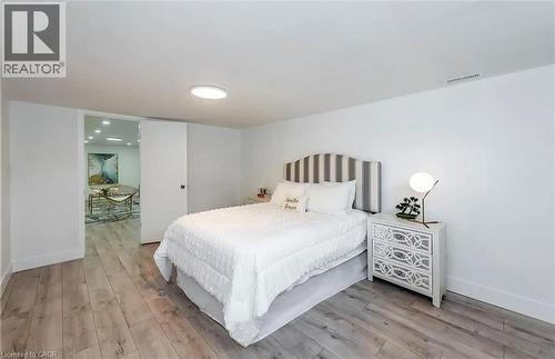 10 Sandlyn Court, Hamilton, ON - Indoor Photo Showing Bedroom