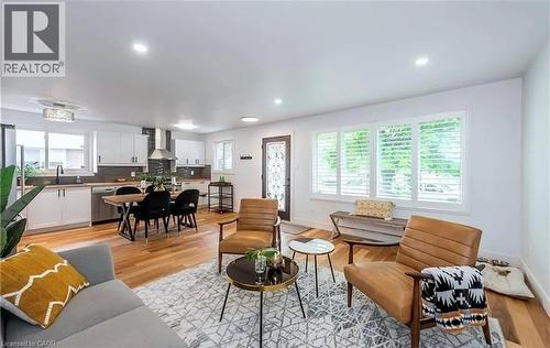 10 Sandlyn Court, Hamilton, ON - Indoor Photo Showing Living Room