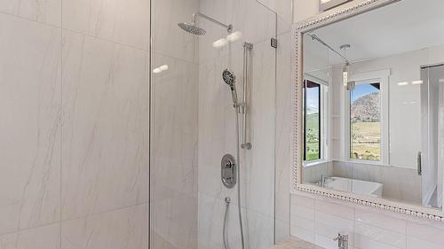 2140 Montenegro Drive, Kelowna, BC - Indoor Photo Showing Bathroom