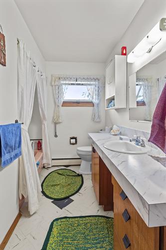 215 33Rd Avenue, Erickson, BC - Indoor Photo Showing Bathroom