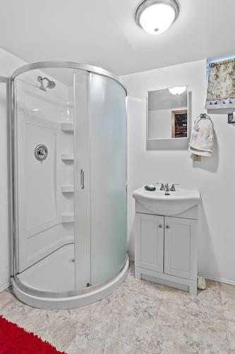 215 33Rd Avenue, Erickson, BC - Indoor Photo Showing Bathroom