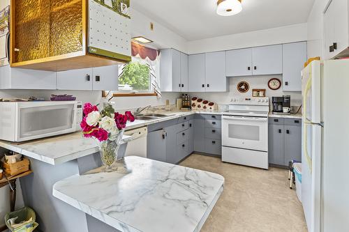 215 33Rd Avenue, Erickson, BC - Indoor Photo Showing Kitchen With Double Sink