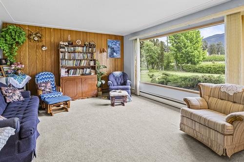 215 33Rd Avenue, Erickson, BC - Indoor Photo Showing Living Room