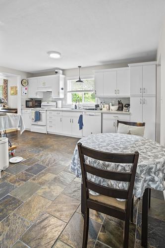 1027 Huscroft Road, Lister, BC - Indoor