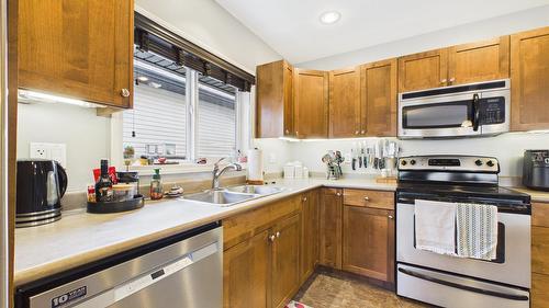 1516 20Th Avenue, Cranbrook, BC - Indoor Photo Showing Kitchen With Double Sink