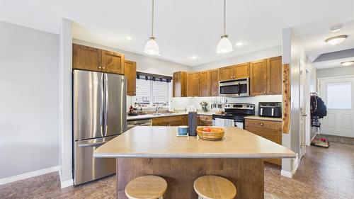 1516 20Th Avenue, Cranbrook, BC - Indoor Photo Showing Kitchen With Double Sink