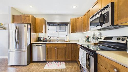 1516 20Th Avenue, Cranbrook, BC - Indoor Photo Showing Kitchen With Double Sink
