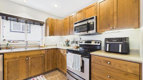 1516 20Th Avenue, Cranbrook, BC - Indoor Photo Showing Kitchen With Double Sink