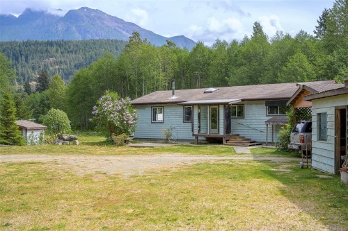 400 Dyer Rd, Sayward, BC 