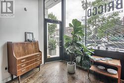 3047 DUNDAS STREET W Toronto, ON M6P 1Z5