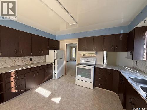 326 3Rd Avenue Sw, Eston, SK - Indoor Photo Showing Kitchen