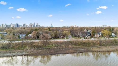 449 Lyndale Dr, Winnipeg, MB 