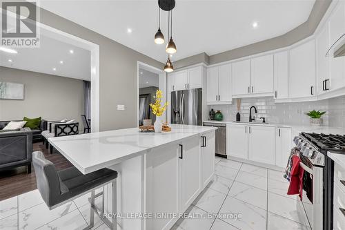 2835 Foxden Square, Pickering, ON - Indoor Photo Showing Kitchen With Upgraded Kitchen