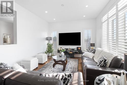 2386 Natasha Circle, Oakville, ON - Indoor Photo Showing Living Room