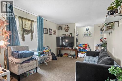 4122 Castle Road, Regina, SK - Indoor Photo Showing Living Room