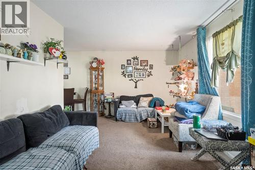 4122 Castle Road, Regina, SK - Indoor Photo Showing Living Room
