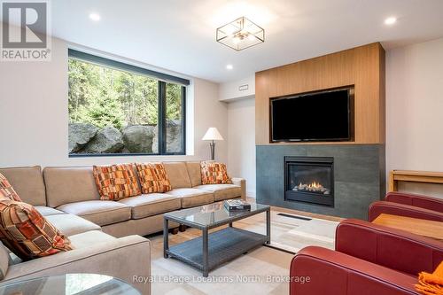 110 Pheasant Run, Blue Mountains, ON - Indoor Photo Showing Living Room With Fireplace
