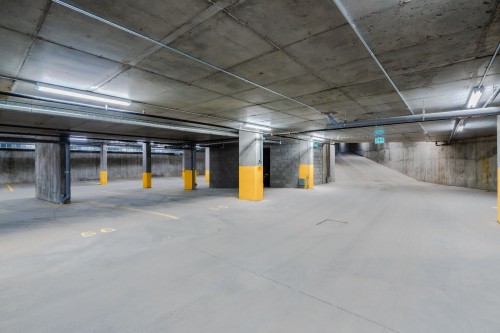 Garage - 210-5792 Av. Parkhaven, Côte-Saint-Luc, QC - Indoor Photo Showing Garage