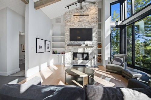 Salon - 611 Ch. Montfort, Gracefield, QC - Indoor With Fireplace