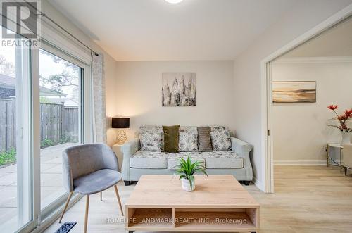 2532 Renzoni Road, Mississauga, ON - Indoor Photo Showing Living Room