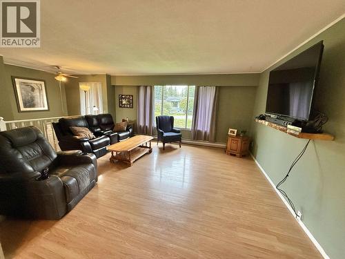 192 Wolfe Road, Quesnel, BC - Indoor Photo Showing Living Room