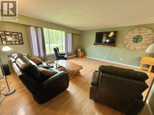 192 Wolfe Road, Quesnel, BC - Indoor Photo Showing Living Room