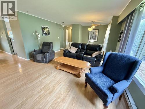 192 Wolfe Road, Quesnel, BC - Indoor Photo Showing Living Room