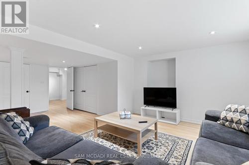 964 Queen Street W, Mississauga, ON - Indoor Photo Showing Living Room