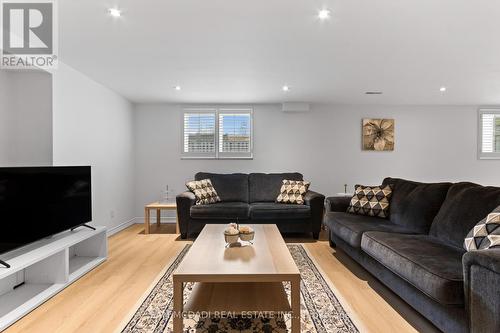 964 Queen Street W, Mississauga, ON - Indoor Photo Showing Living Room