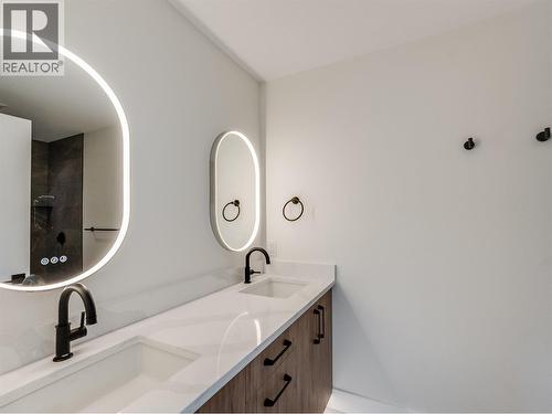 Double vanity ensuite - 910 Lakeside Drive Unit# 203, Nelson, BC - Indoor Photo Showing Bathroom
