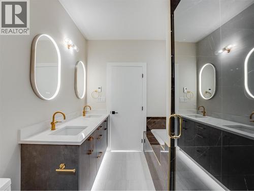 Double vanity Ensuite - 910 Lakeside Drive Unit# 403, Nelson, BC - Indoor Photo Showing Bathroom