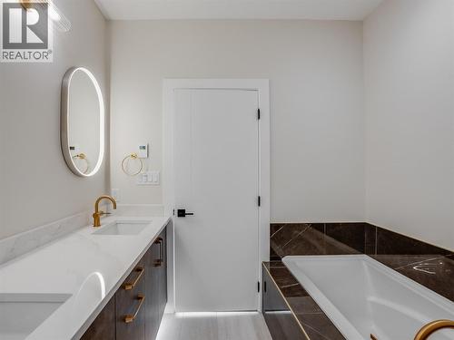 910 Lakeside Drive Unit# 403, Nelson, BC - Indoor Photo Showing Bathroom